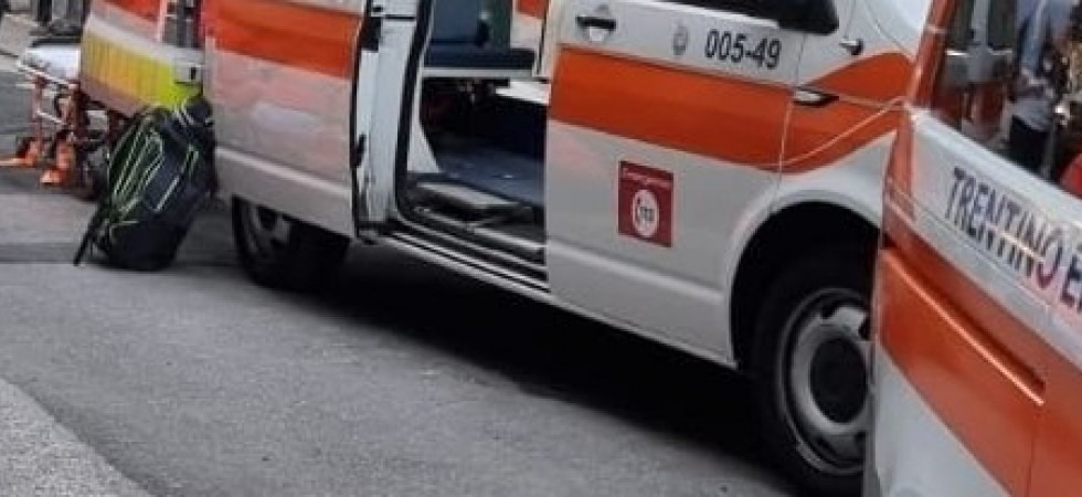 Una 90enne in bicicletta travolta da un'auto: l'anziana trasportata al Santa Chiara in codice rosso